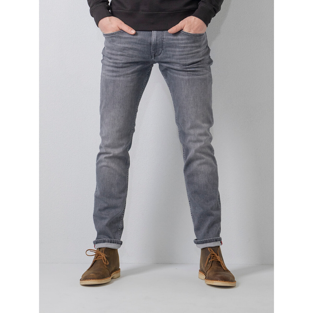Russel Straight Stretch Jeans in Mid Rise