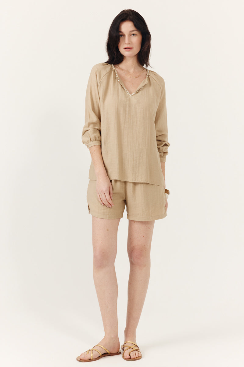 Blouse Enezia à col V perlé, manches longues, coupe fluide et féminine, ARTLOVE