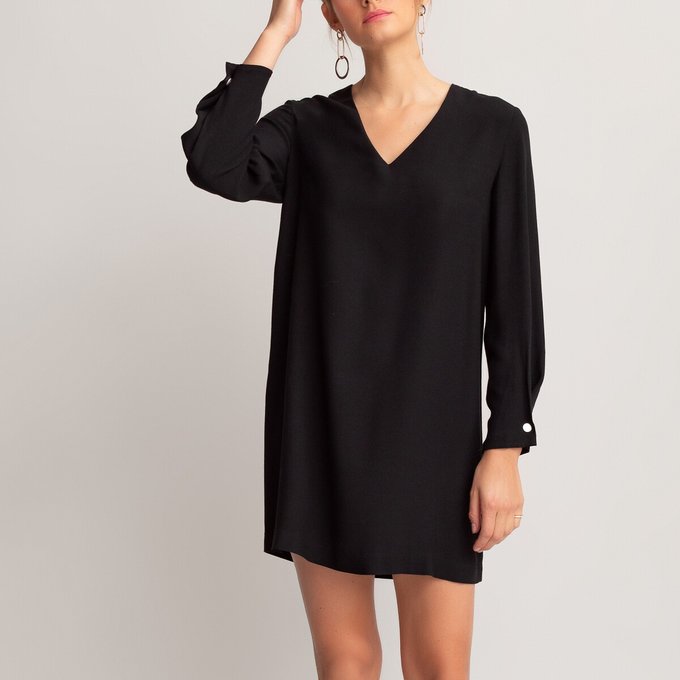 Vestido curto, decote em V, mangas compridas