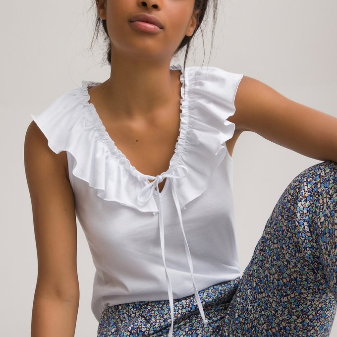 Blusa de cavas com folho e decote em V