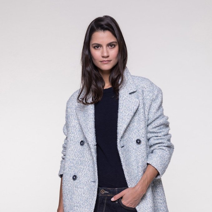 Manteau en lainage tweed bouclé bleu ciel Trench And Coat Trench and Coat Manteau avec Martingale en Lainage bouclé