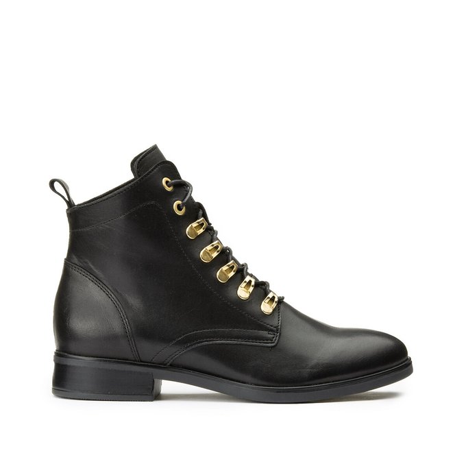 Botas em pele, com atacadores