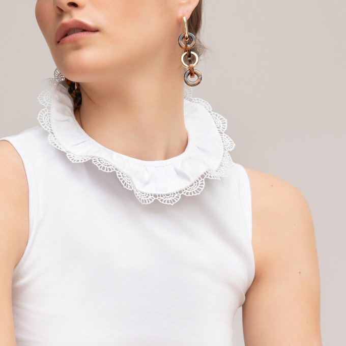 Blusa com decote redondo, de cavas