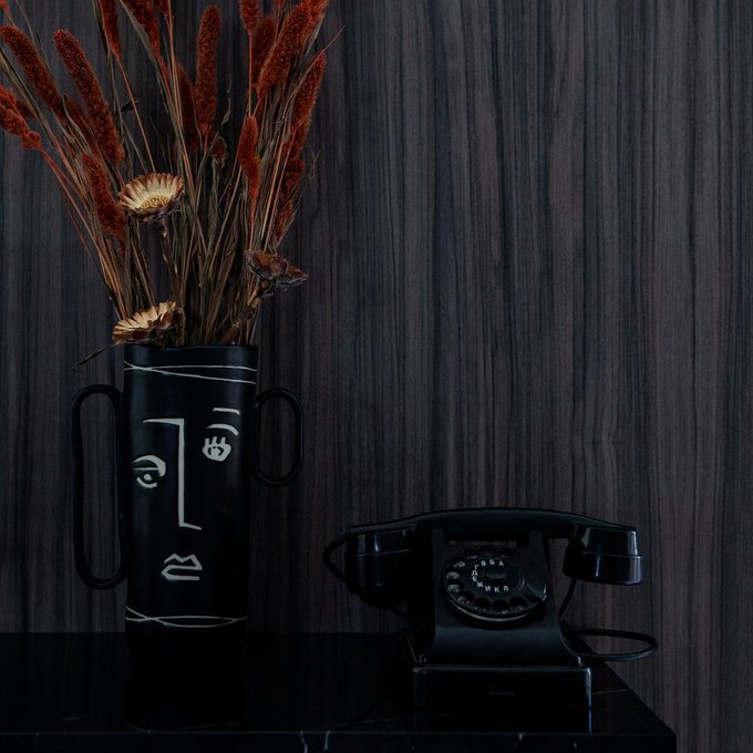 Vase en grès noir avec visage
