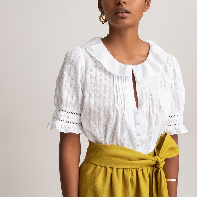 Blusa com gola redonda e mangas curtas, em tecido dobby de algodão