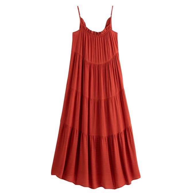 Vestido maxi comprido e evasé, de alças finas