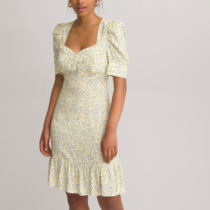 Vestido com o decote coração, mangas curtas e estampado às flores