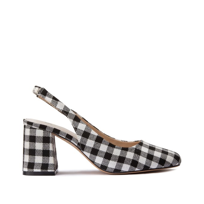 Sapatos aos quadrados, tacão largo, abertos atrás