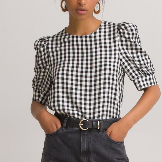 Blusa com gola redonda, mangas curtas e estampado vichy