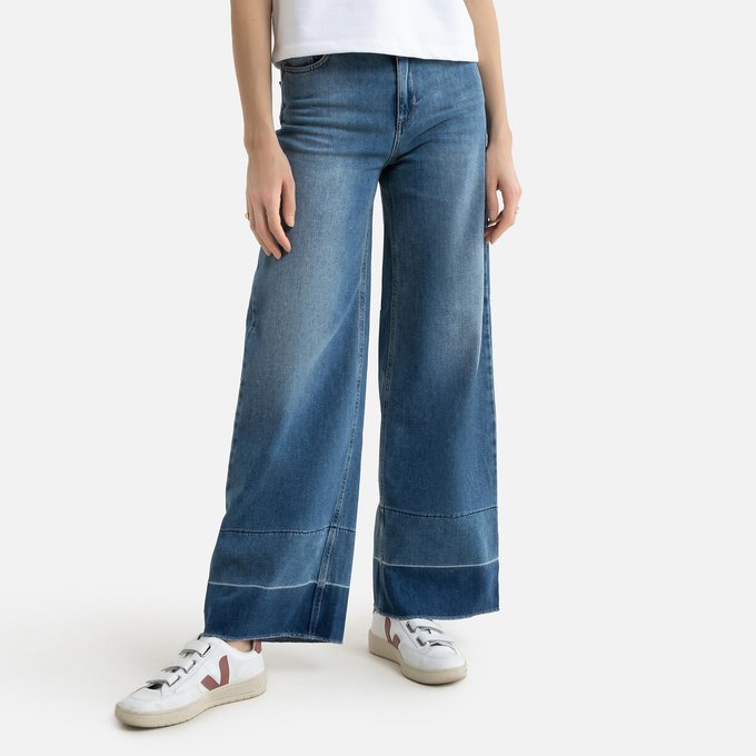 Mid rise jeans with wide leg, inside leg 30
