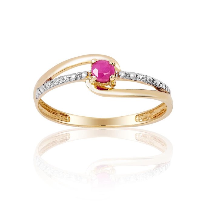 bague en or avec rubis rouge bague en or avec rubis rouge