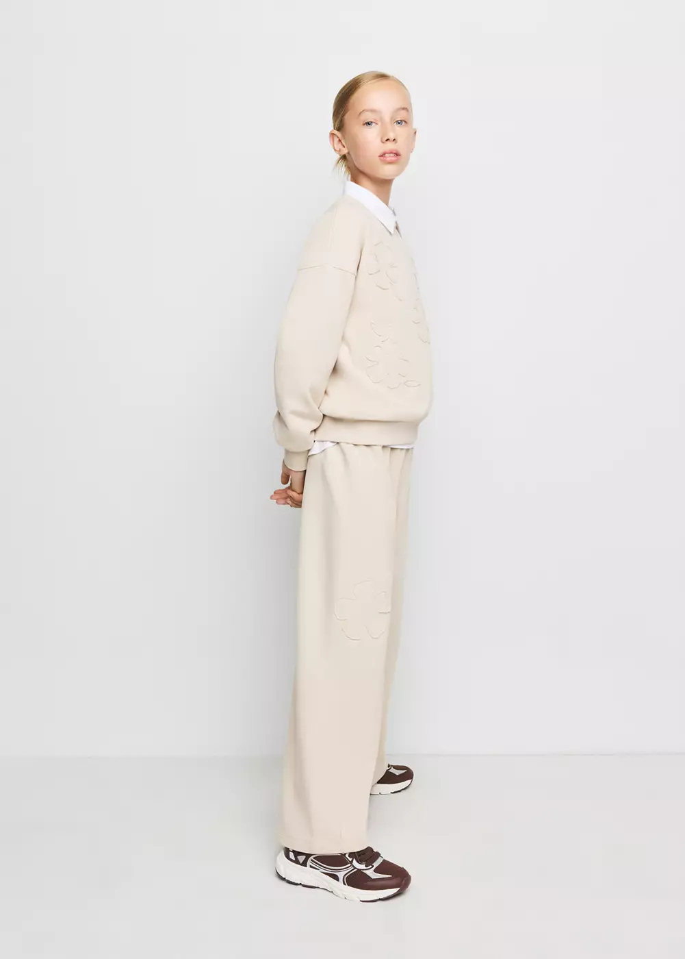 Pantalon jogger avec fleur brodée, MANGO KIDS