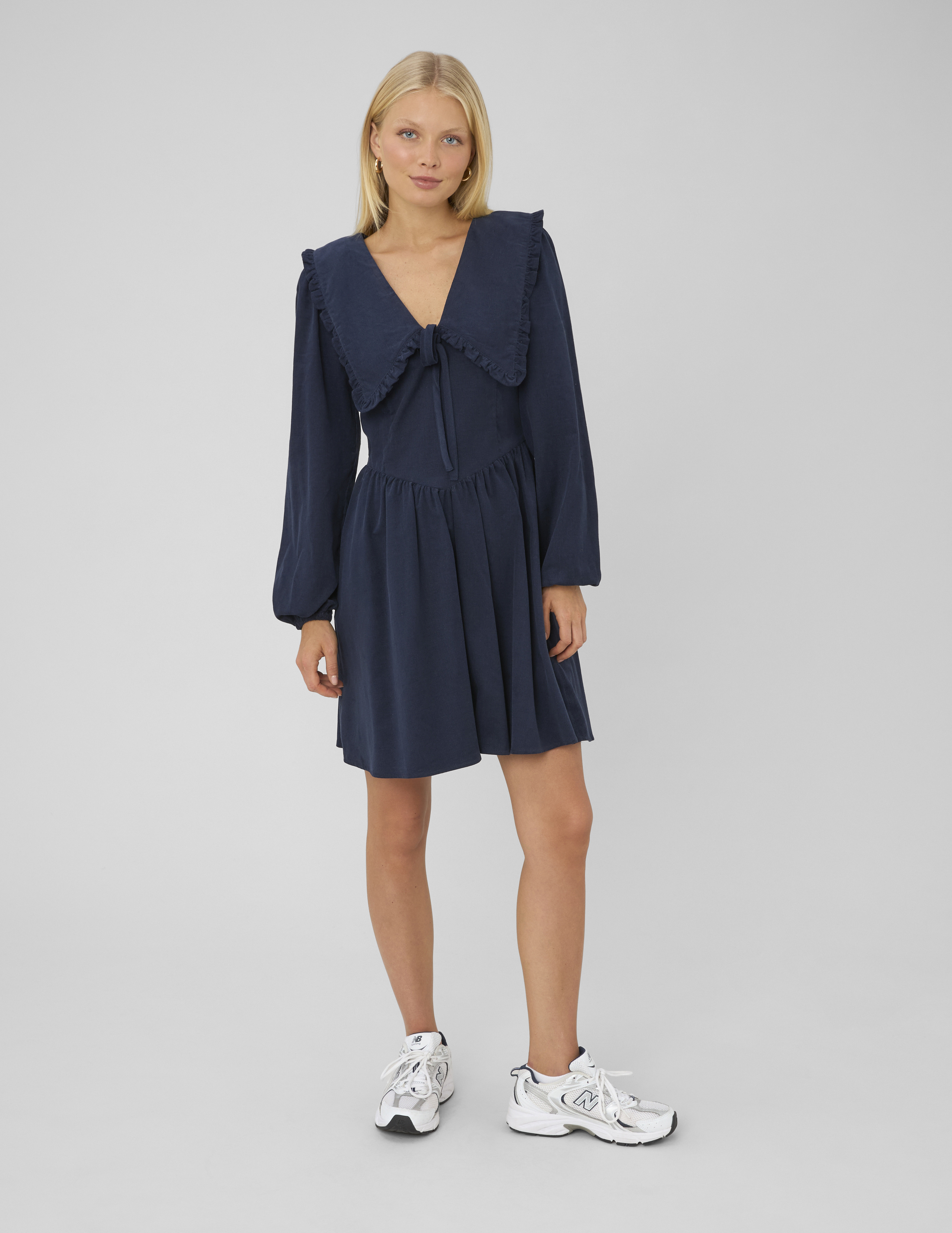 Robe courte à col volanté, BZB