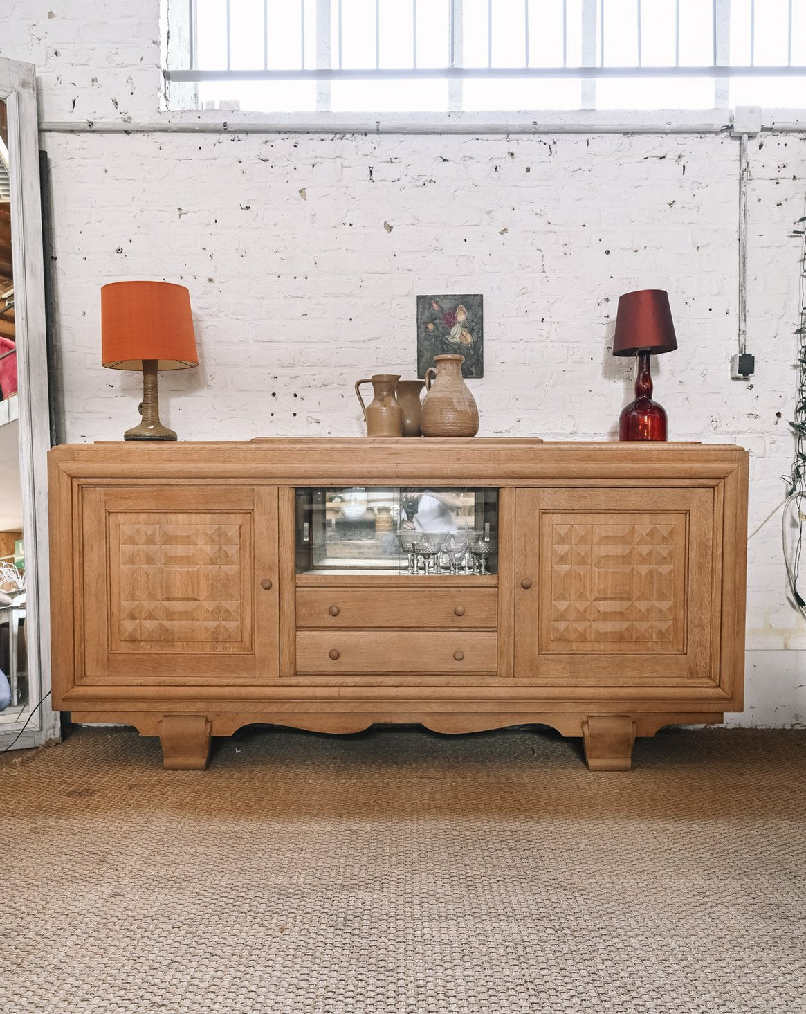Buffet en bois massif travaillé Gilbert N°1846 - Bon état, DEBONGOUT