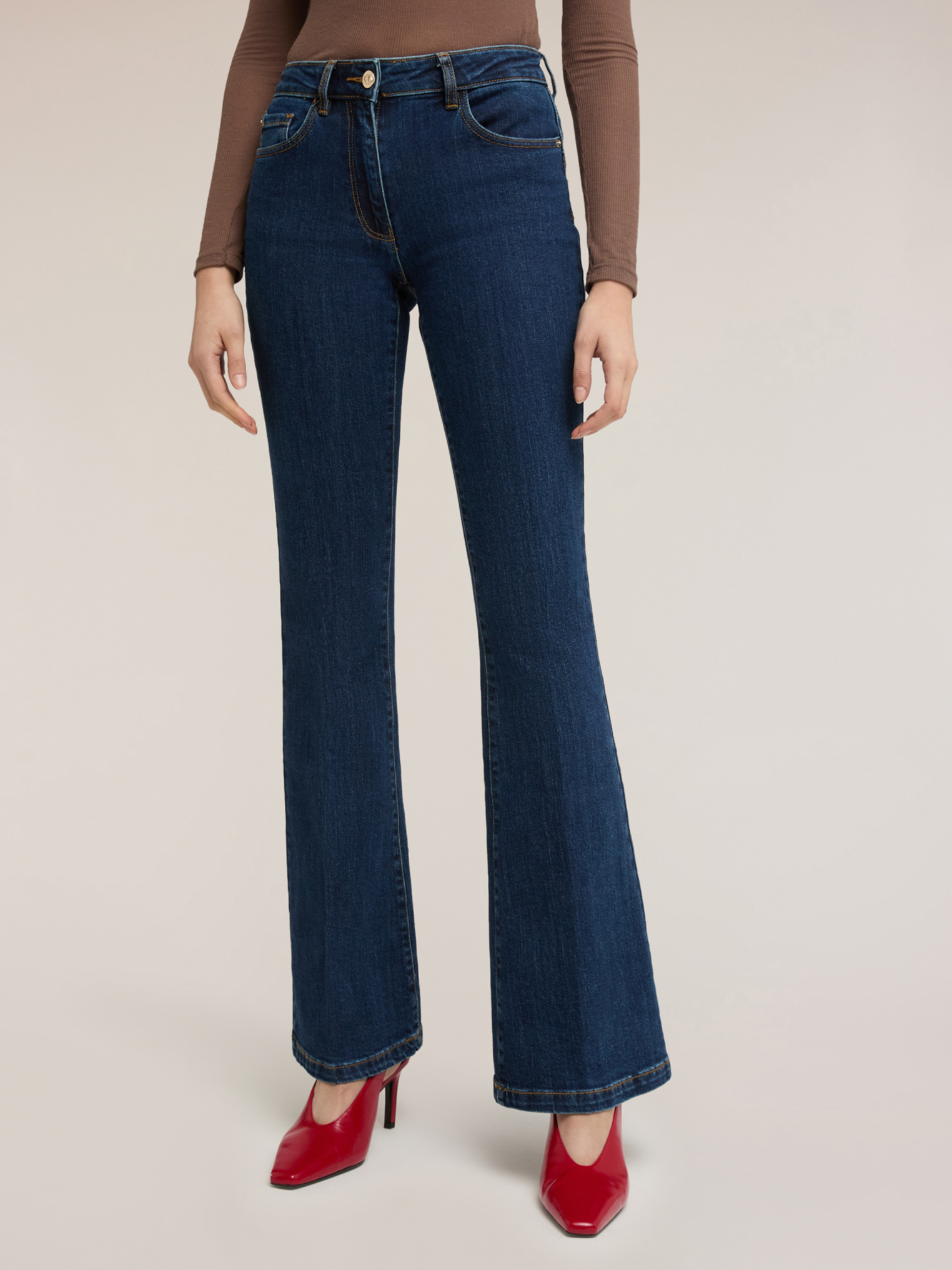 Jean flare Elle, MOTIVI