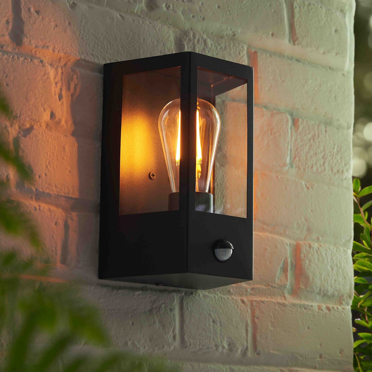 Huntin Outdoor Wall Light in Matt Black, ÉDITÉ