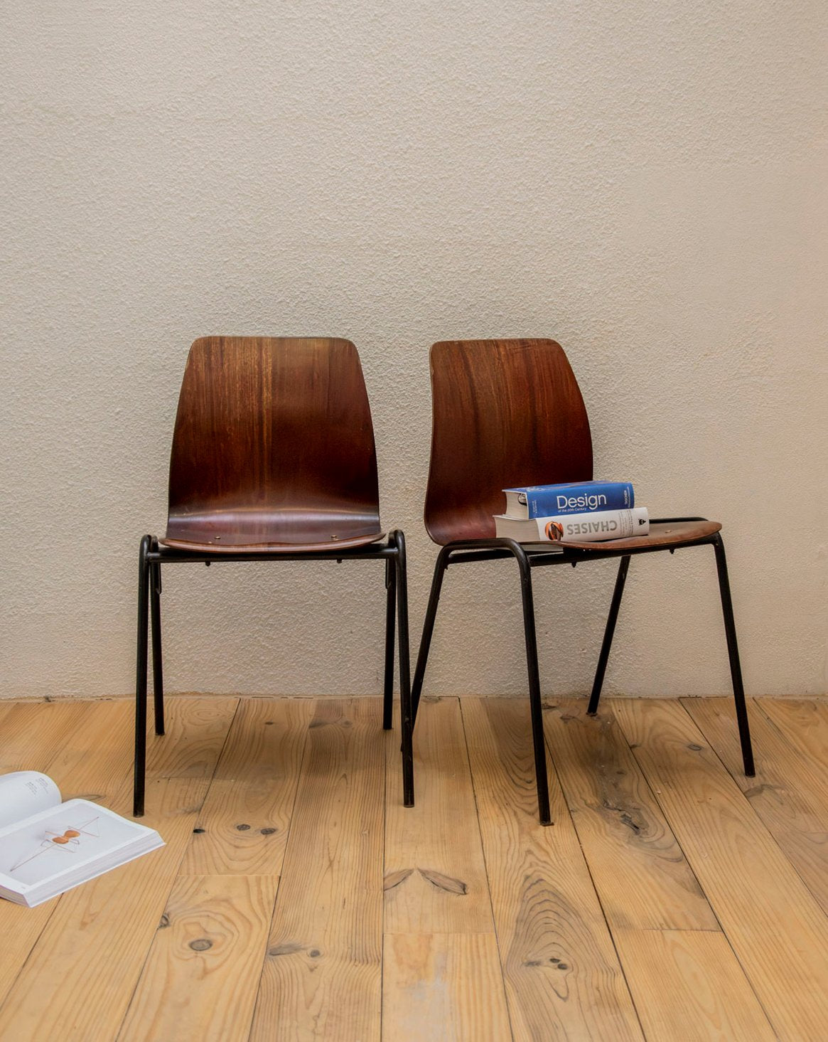 Paire de chaises en contreplaqué foncé Alma N°2105 - Bon état, DEBONGOUT