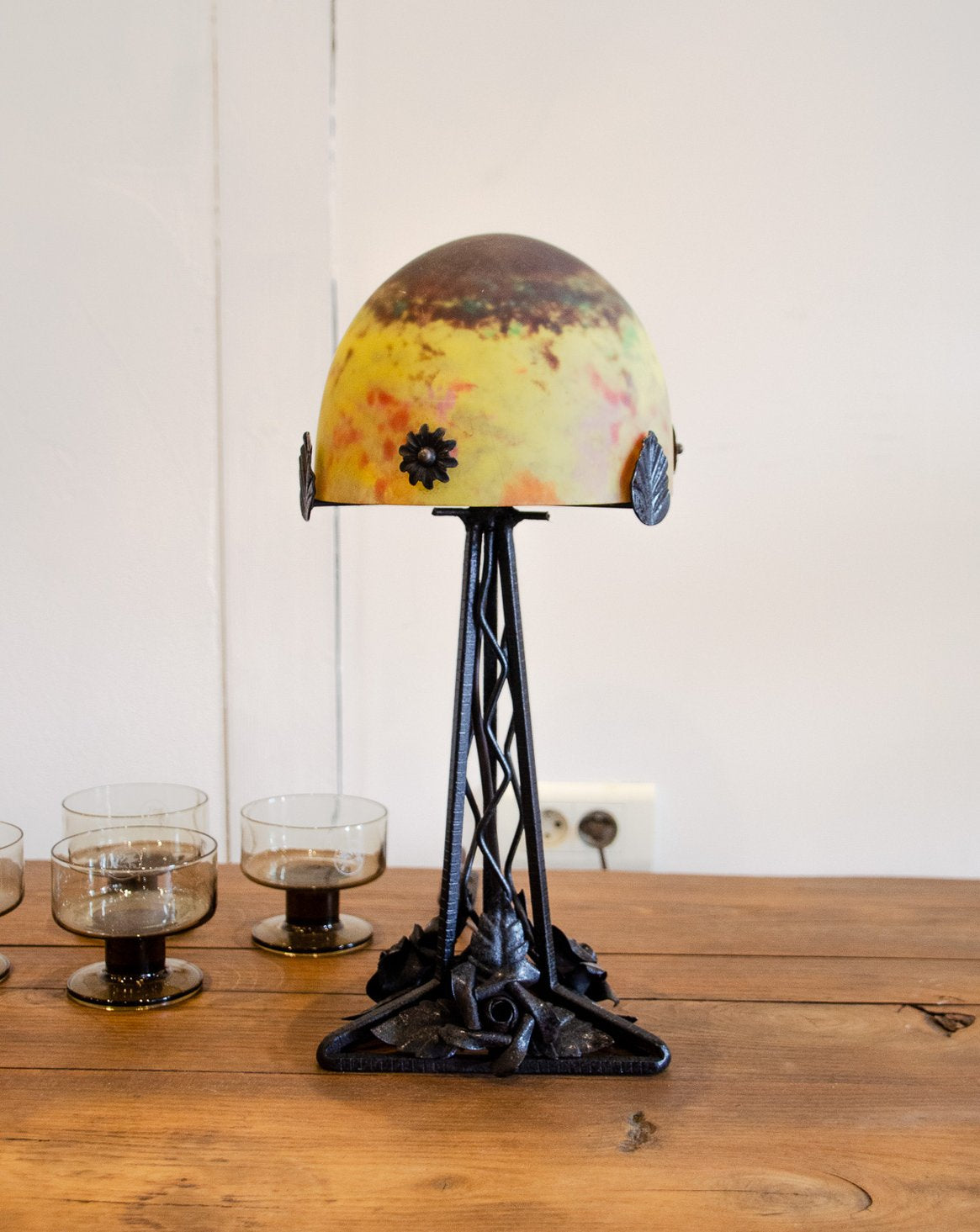 Lampe Daum en fer forgé et pâte de verre Julia N°930 - Bon état, DEBONGOUT