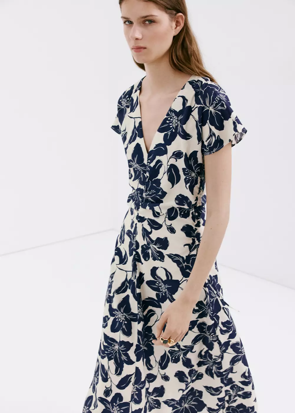 Robe florale froncée sur le côté, MANGO