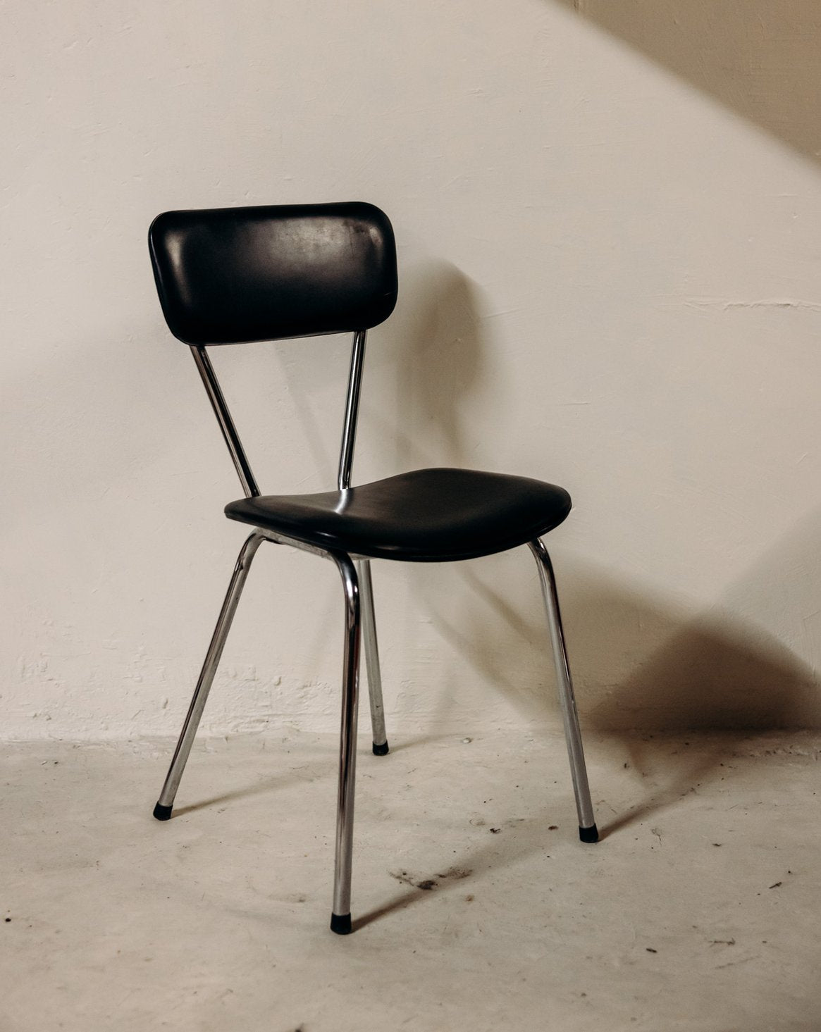 Chaise en simili cuir noir au cadre chromé Alma N°1971 - Bon état, DEBONGOUT