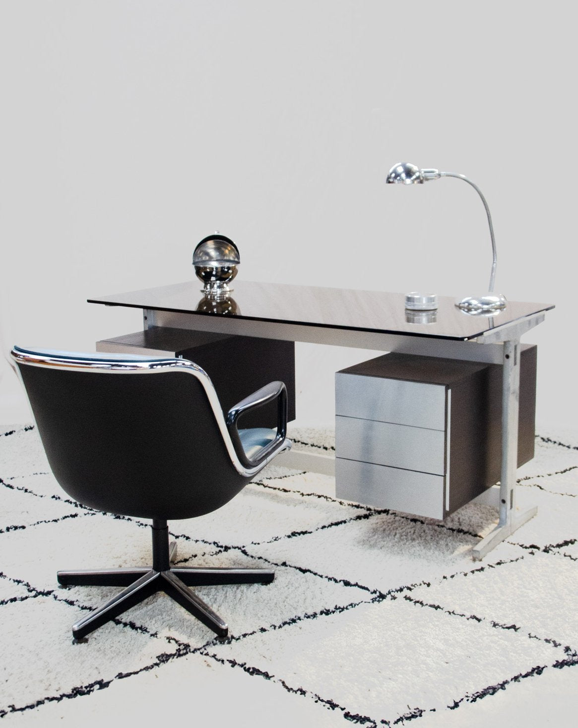 Bureau en fonte d'aluminium et verre fumé Yvan N°594 - Bon état, DEBONGOUT