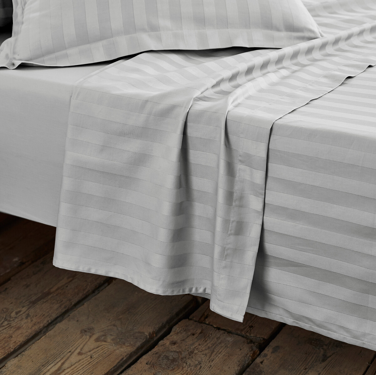 Hotel Quality White 300 T/c 100% Cotton Sateen Stripe 4' x 6'3" fitted sheets 