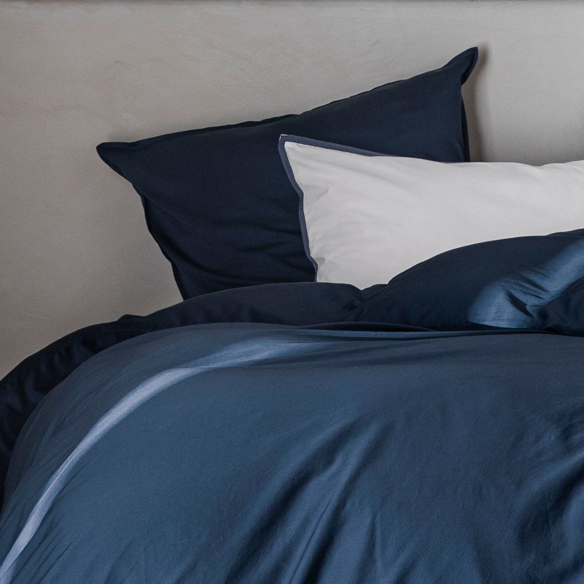 Taie d'oreiller en satin de coton lavé, NUIT SATINÉE, BLANC CERISE