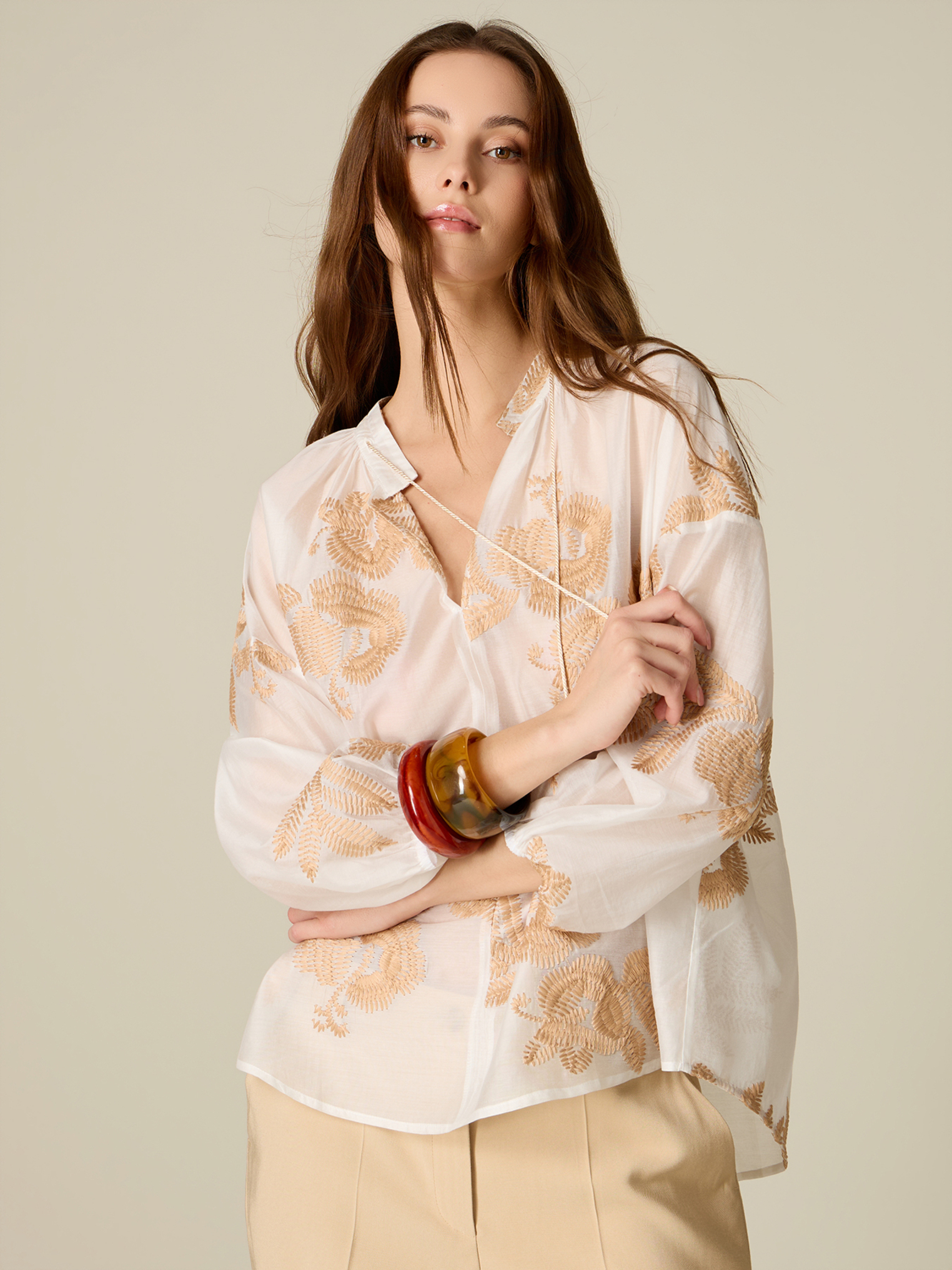 Blouse avec broderies, OLTRE