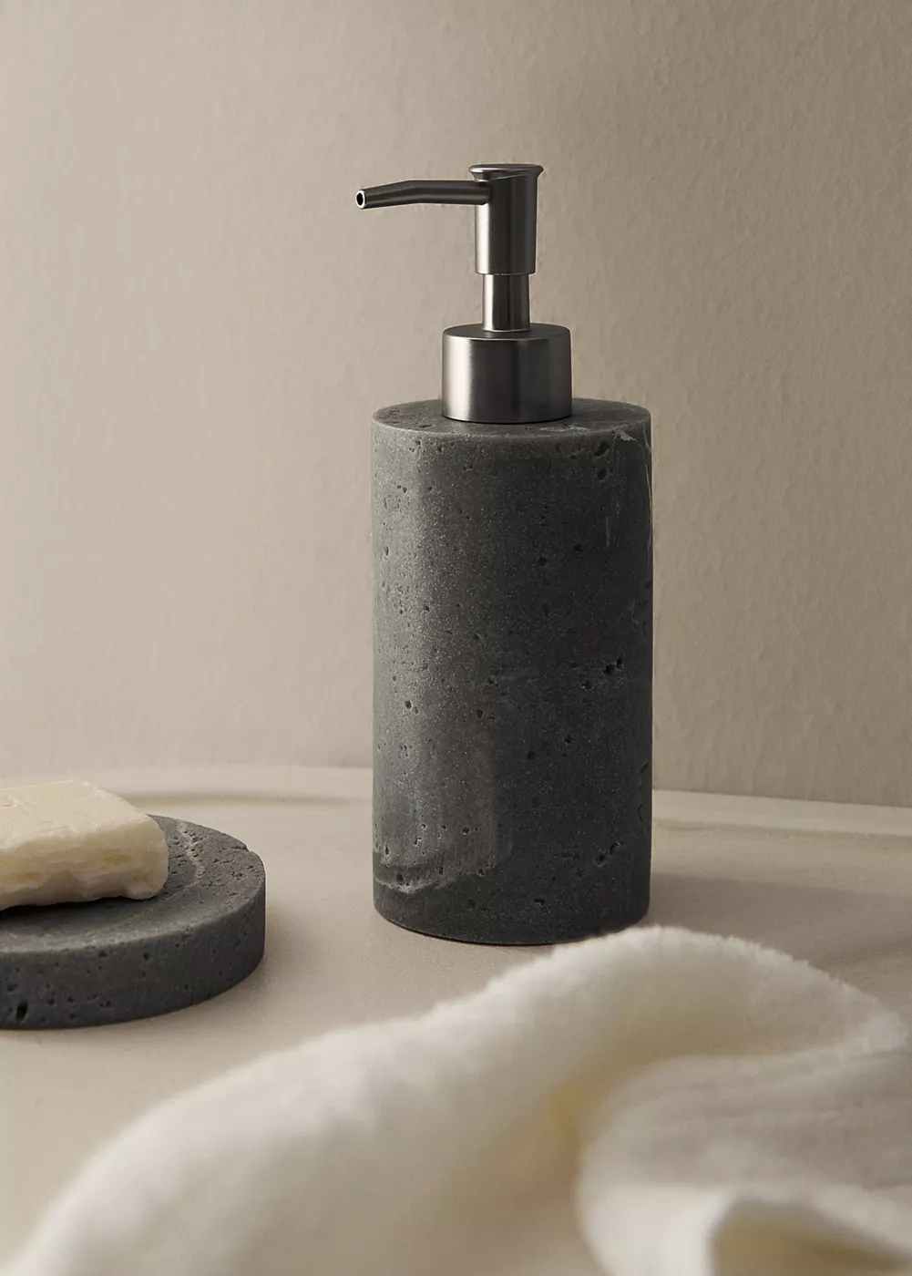Distributeur de savon en résine effet travertin, MANGO HOME