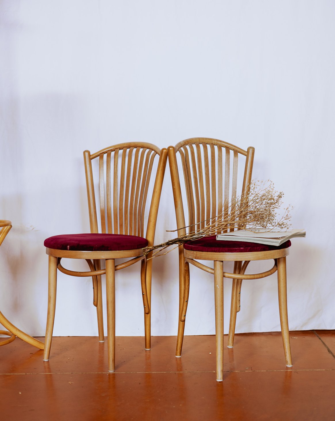 Paire de chaises rouges en bois clair Claude N°1111 - Bon état, DEBONGOUT