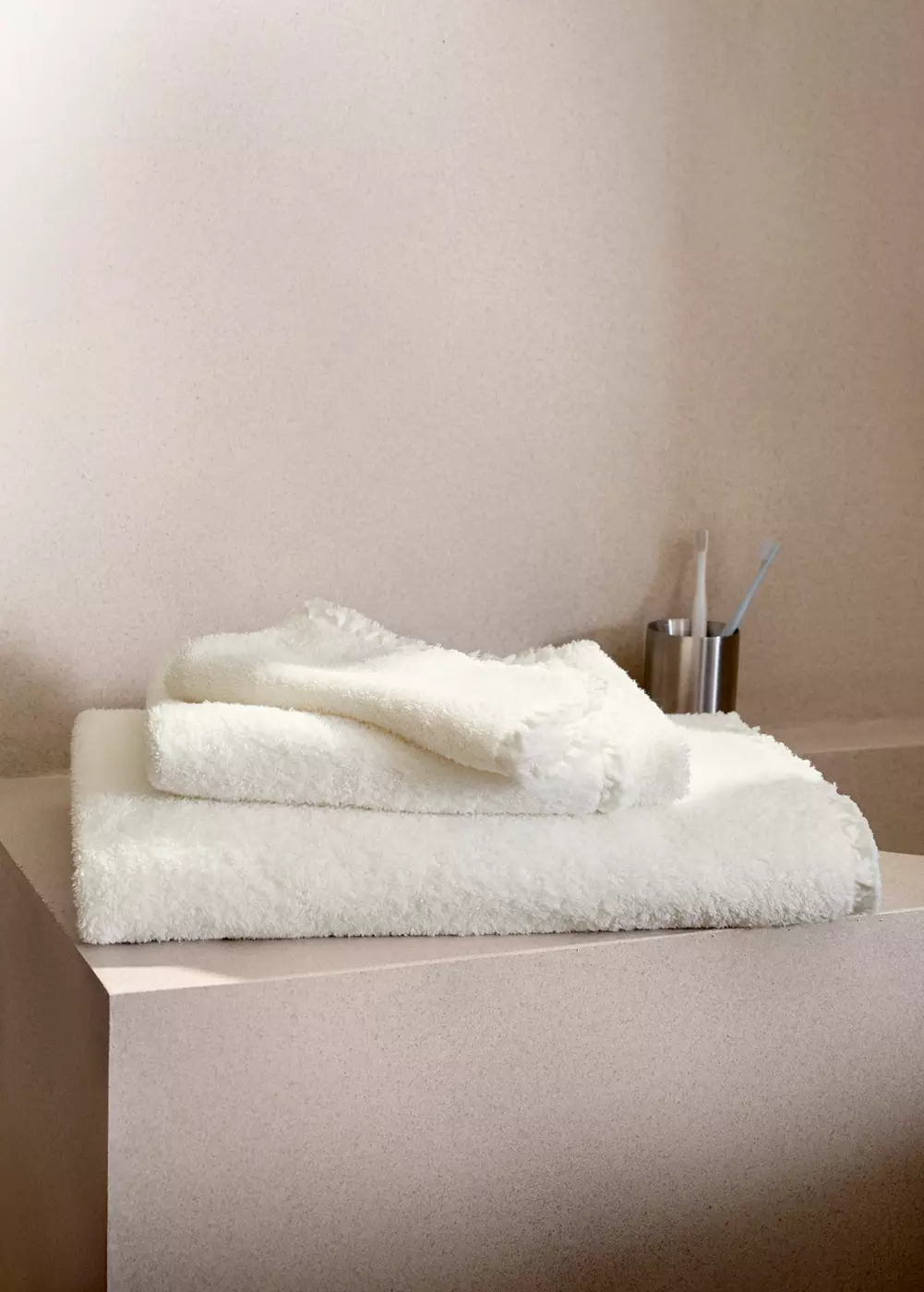 Serviette toilette en coton bouclette avec bord effiloché et volant, MANGO HOME