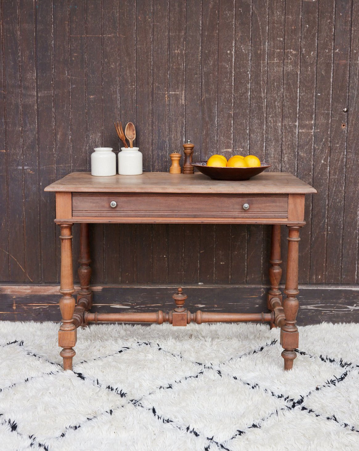 Table en bois patiné Francine N°1692 - Bon état, DEBONGOUT