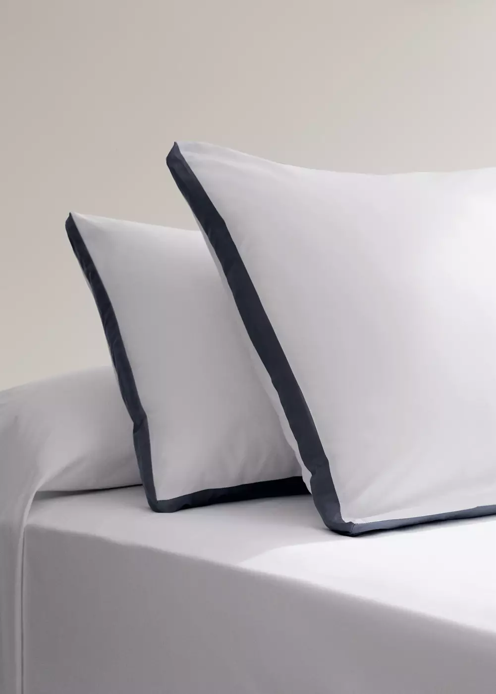 Deux taies d'oreiller percale de coton 200 fils brodés satin 50 x 75 cm, MANGO HOME