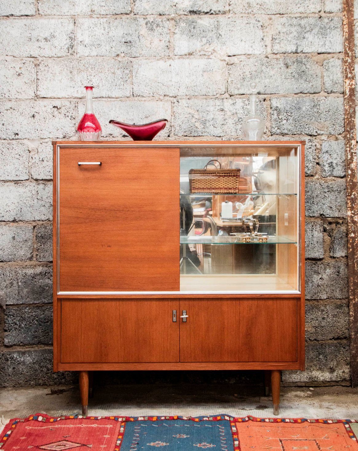 Grande vitrine en bois clair et foncé Victoria N°183 - Bon état, DEBONGOUT