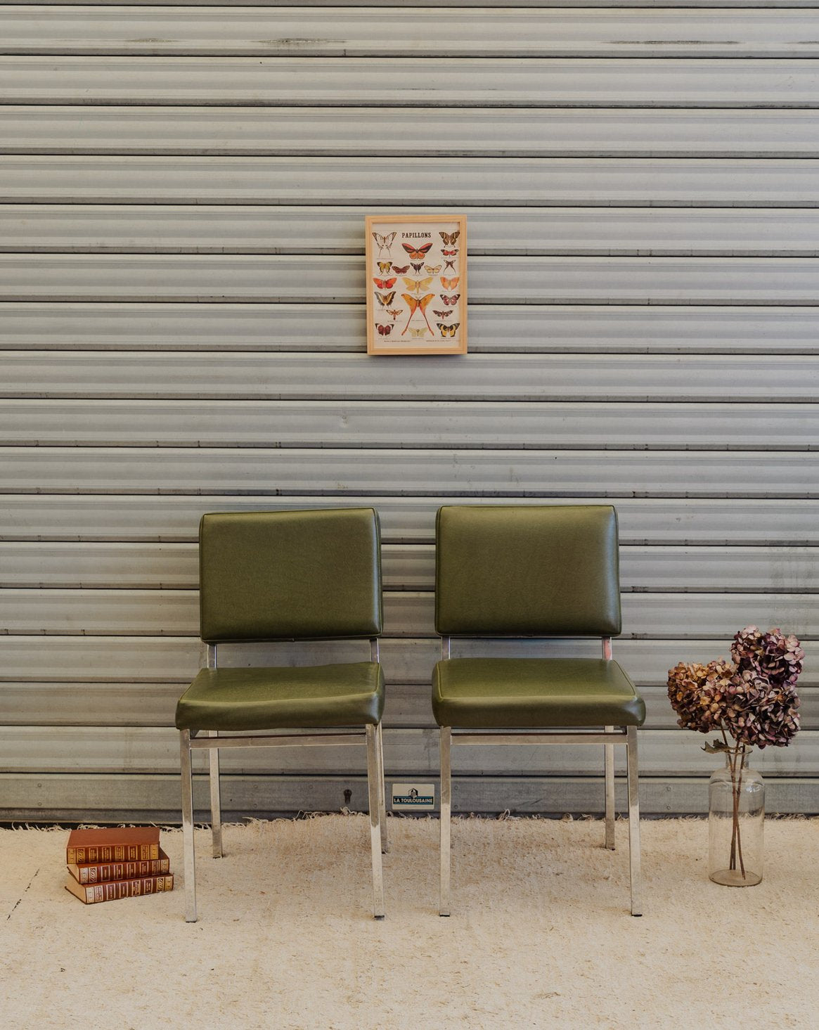 Paire de chaises en cuir vert et chromées Alma N°2016 - Bon état, DEBONGOUT