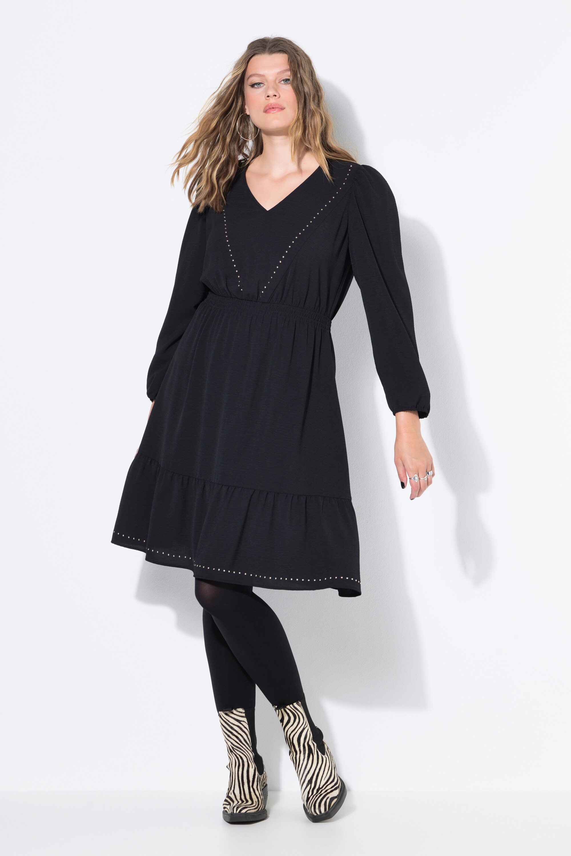 Robe évasée à col en V et rivets, STUDIO UNTOLD