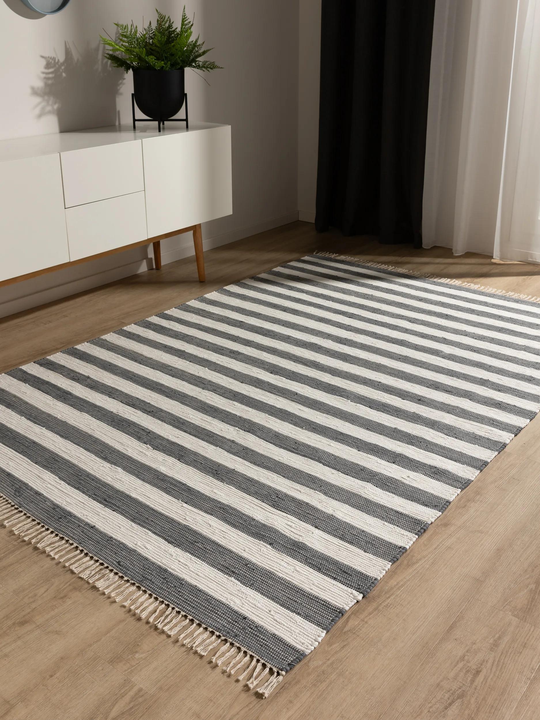 Tapis fabriqué à partir de matériaux recyclés tissé main TOM, BENUTA