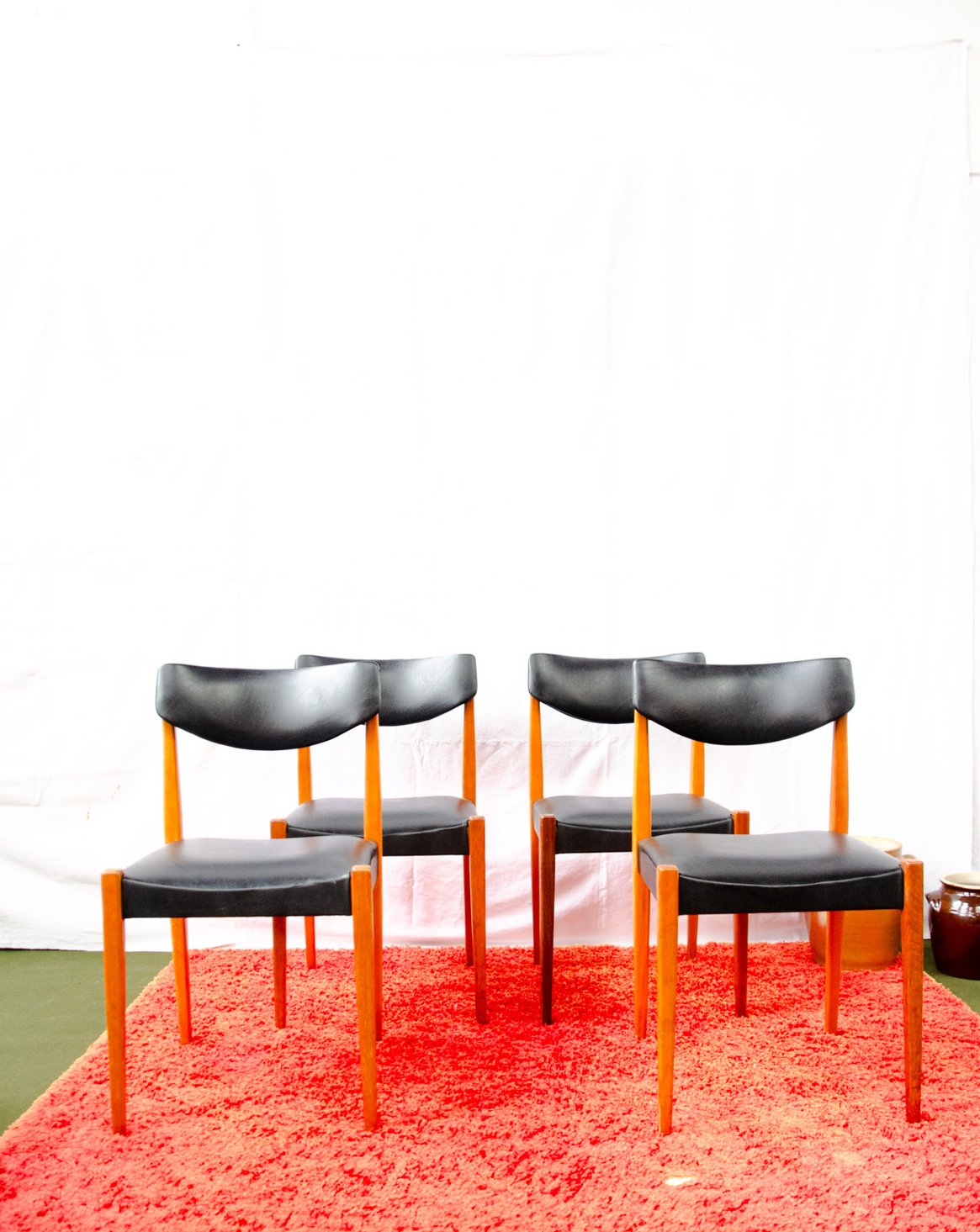 Lot de 4 chaises en teck et skaï Alma N°2129 - Bon état, DEBONGOUT