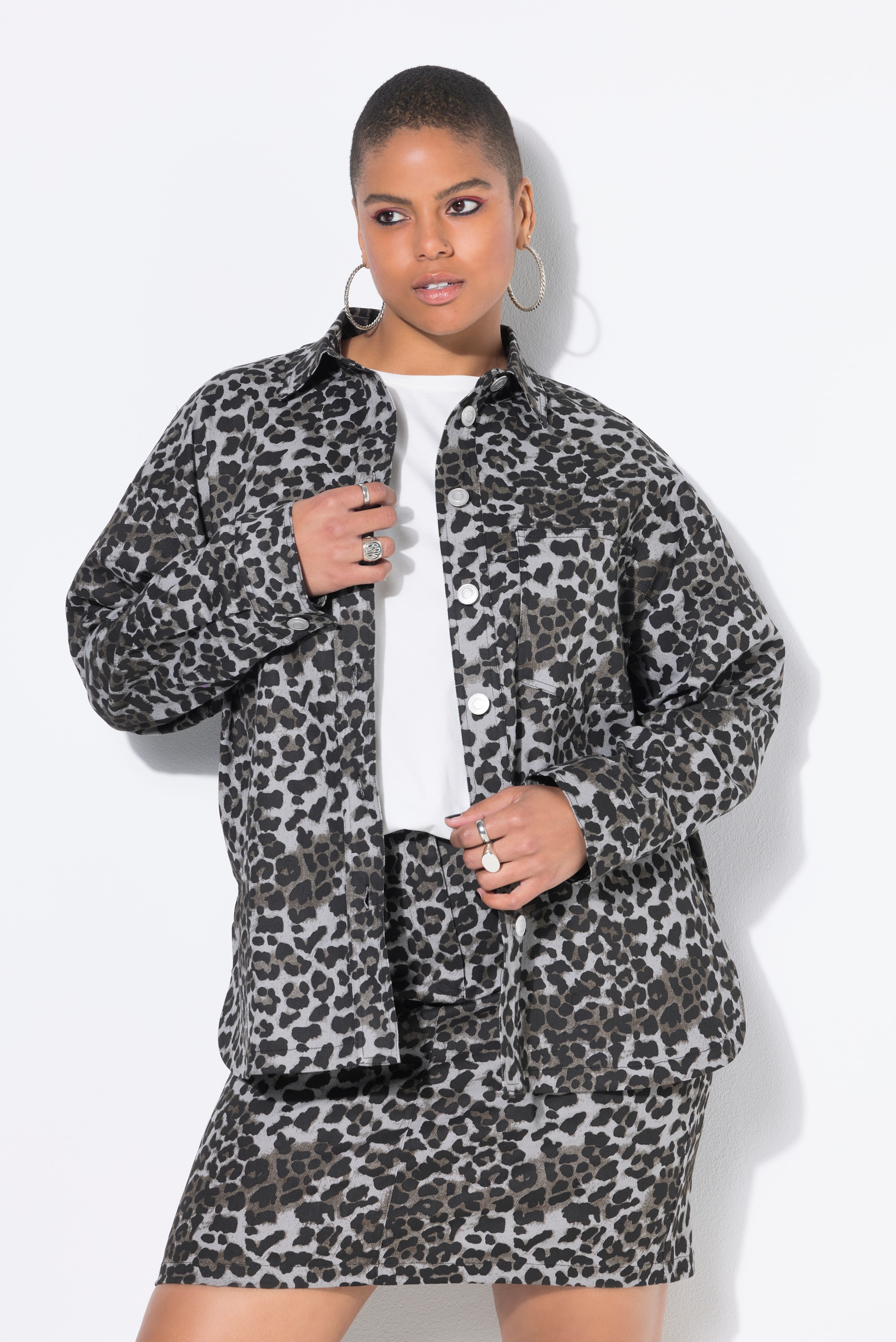 Chemise en jean oversize. Motif léopard, STUDIO UNTOLD