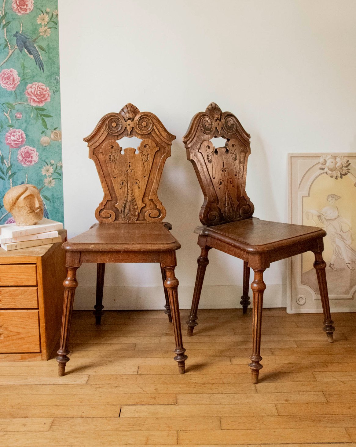 Paire de chaises au bois sculpté Claude N°1583 - Bon état, DEBONGOUT