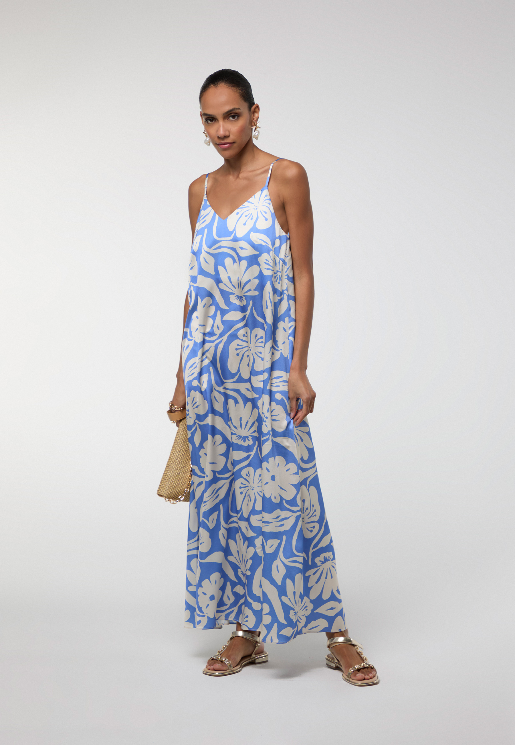 Robe longue fluide floral en satin à bretelles fines, LOLA CASADEMUNT
