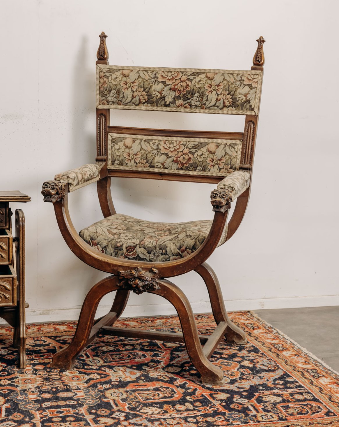 Grand fauteuil en bois sculpté et tapisserie florale Ernest N°1608 - Bon état, DEBONGOUT