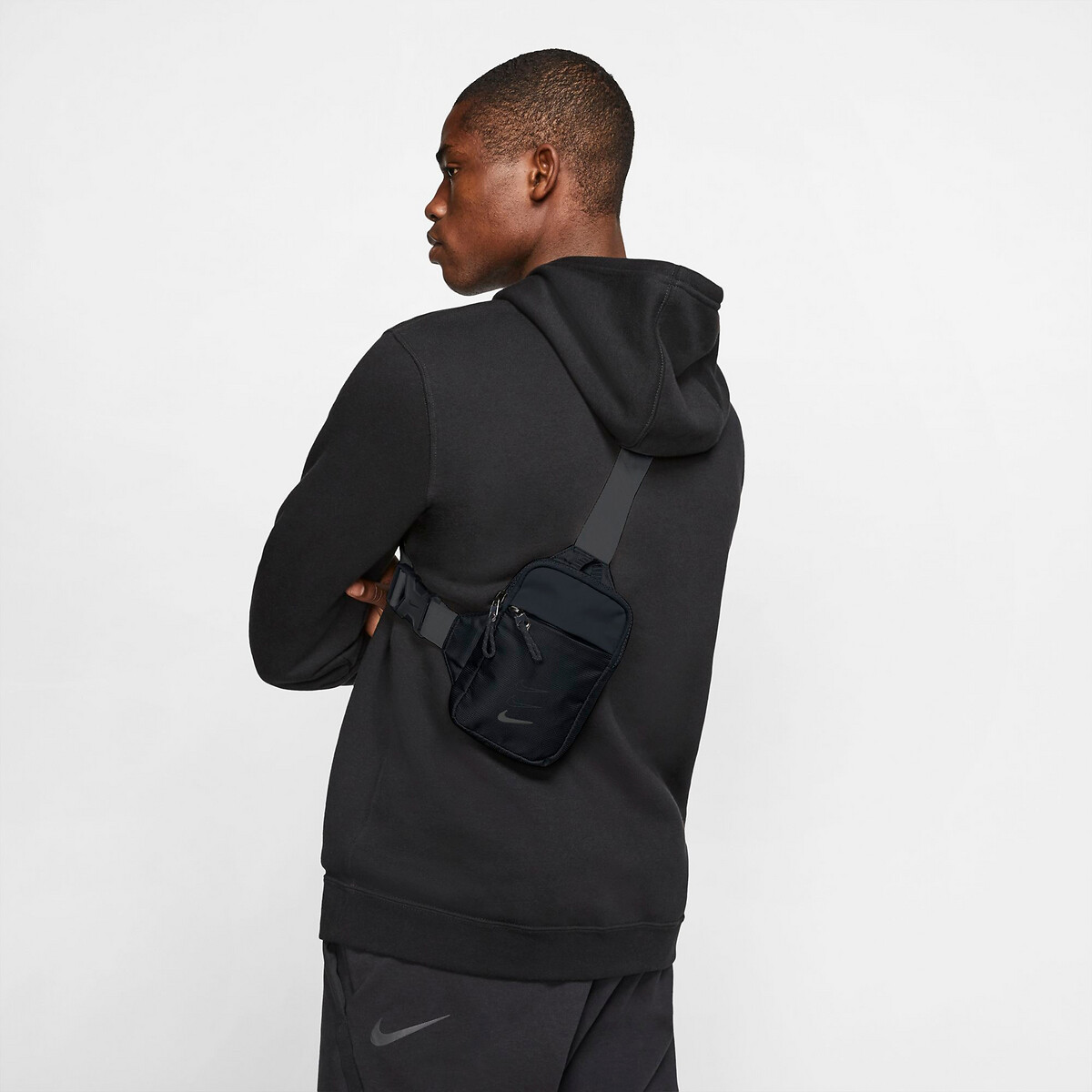 nike essential crossbody bag in black