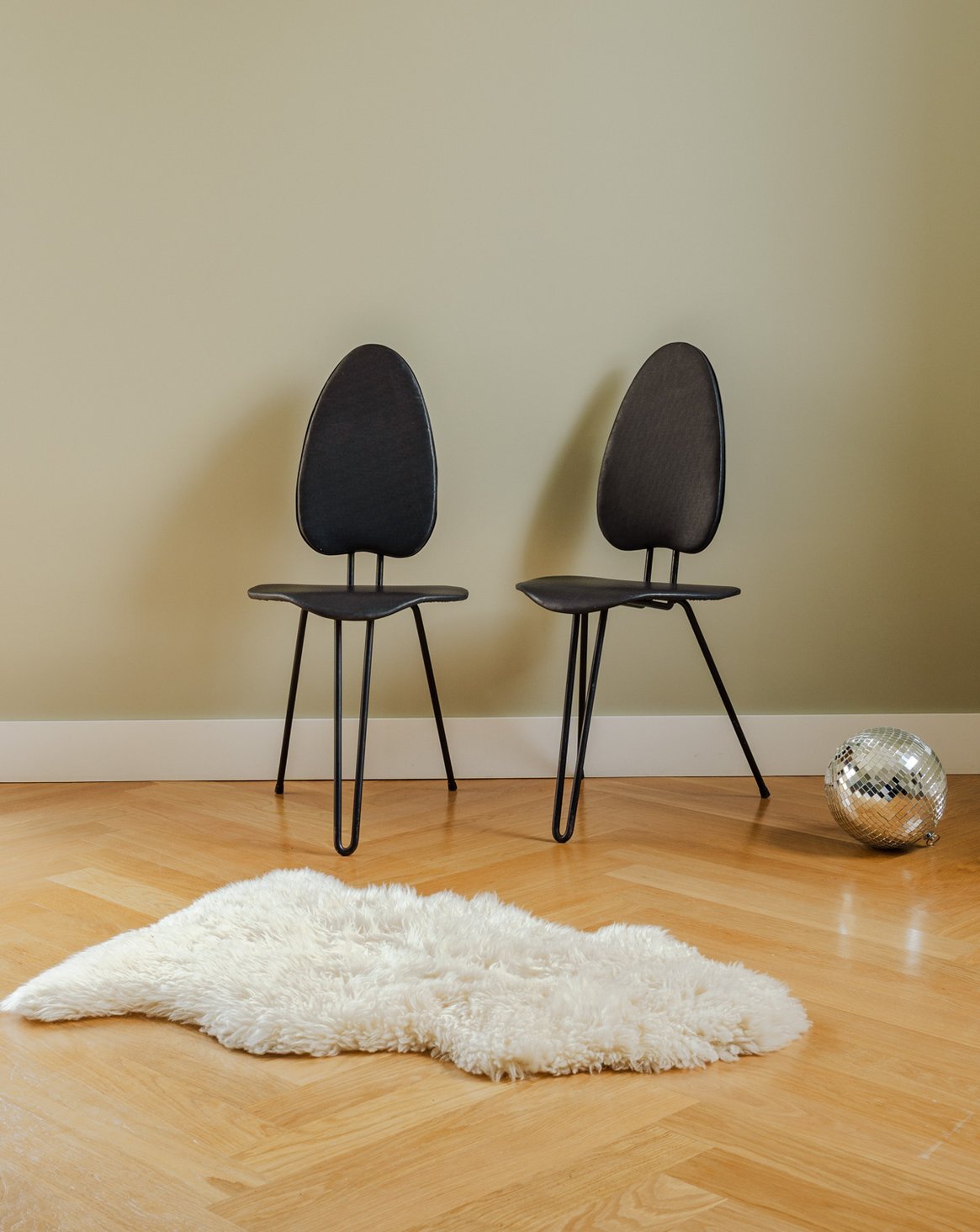 Paire de chaises noires Alma N°1291 - Bon état, DEBONGOUT