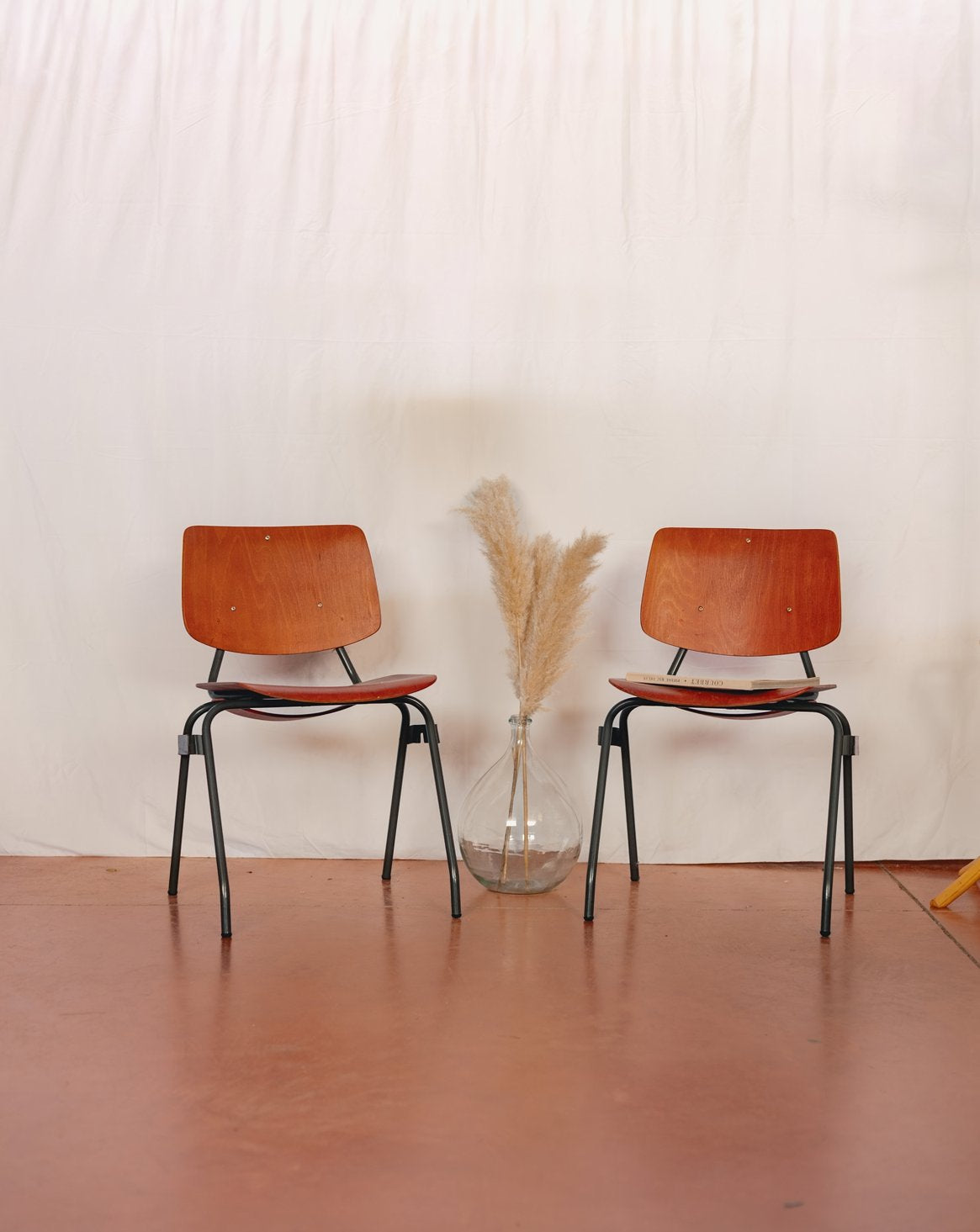 Paire de chaises en métal et bois Alma N°1429 - Bon état, DEBONGOUT