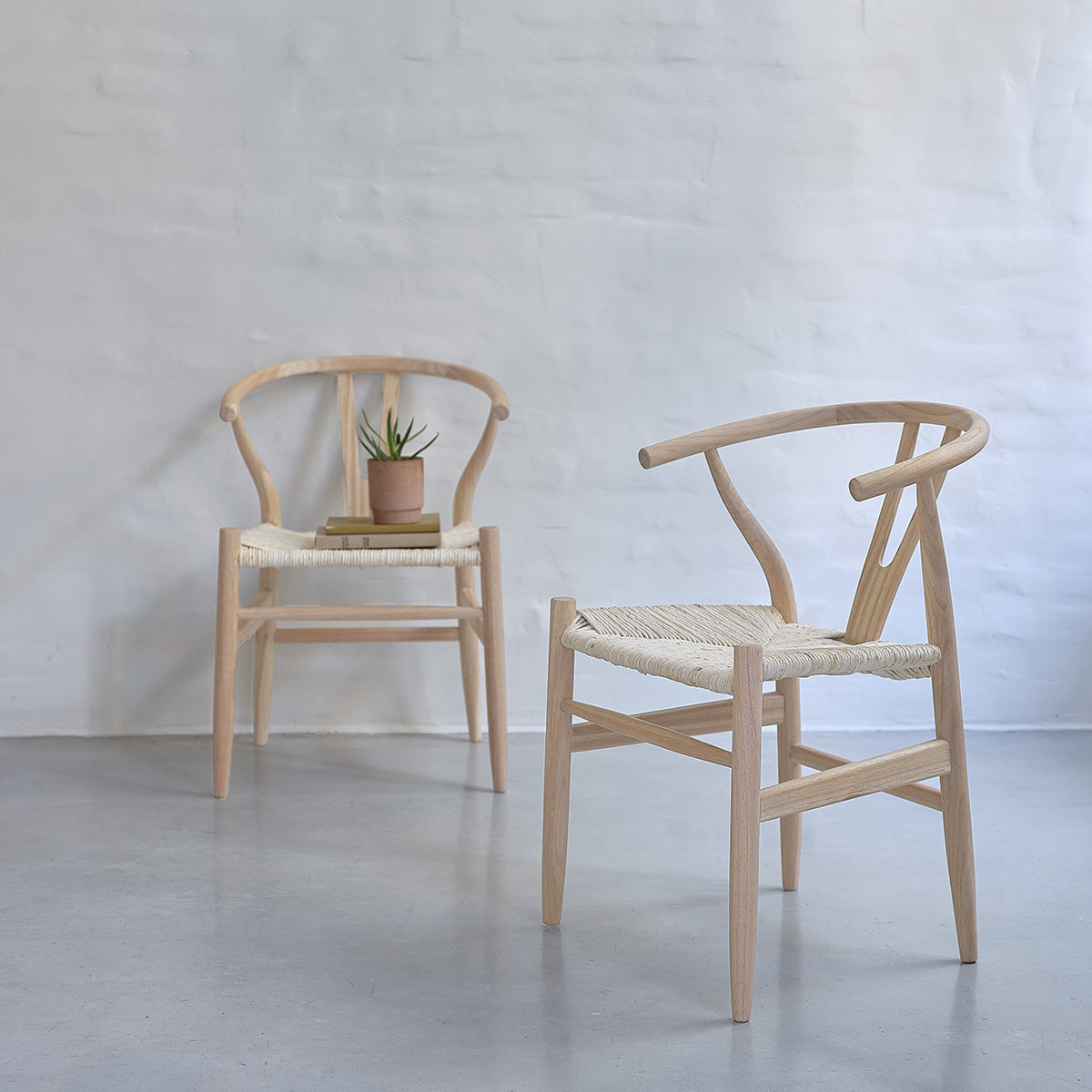 Lot de 2 chaises en bois massif et assise tissée CAMILLE, BERAH GETAH