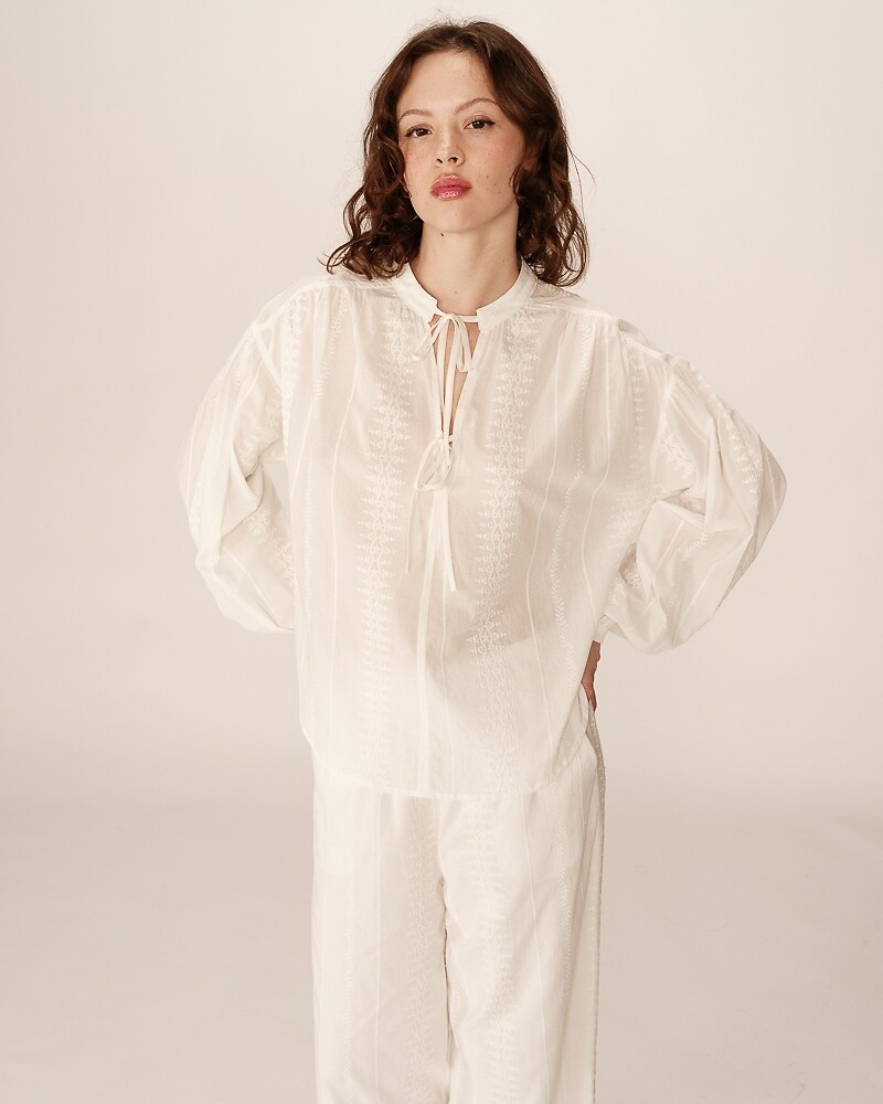 Geborduurde blouse met strikhals, PERSIA