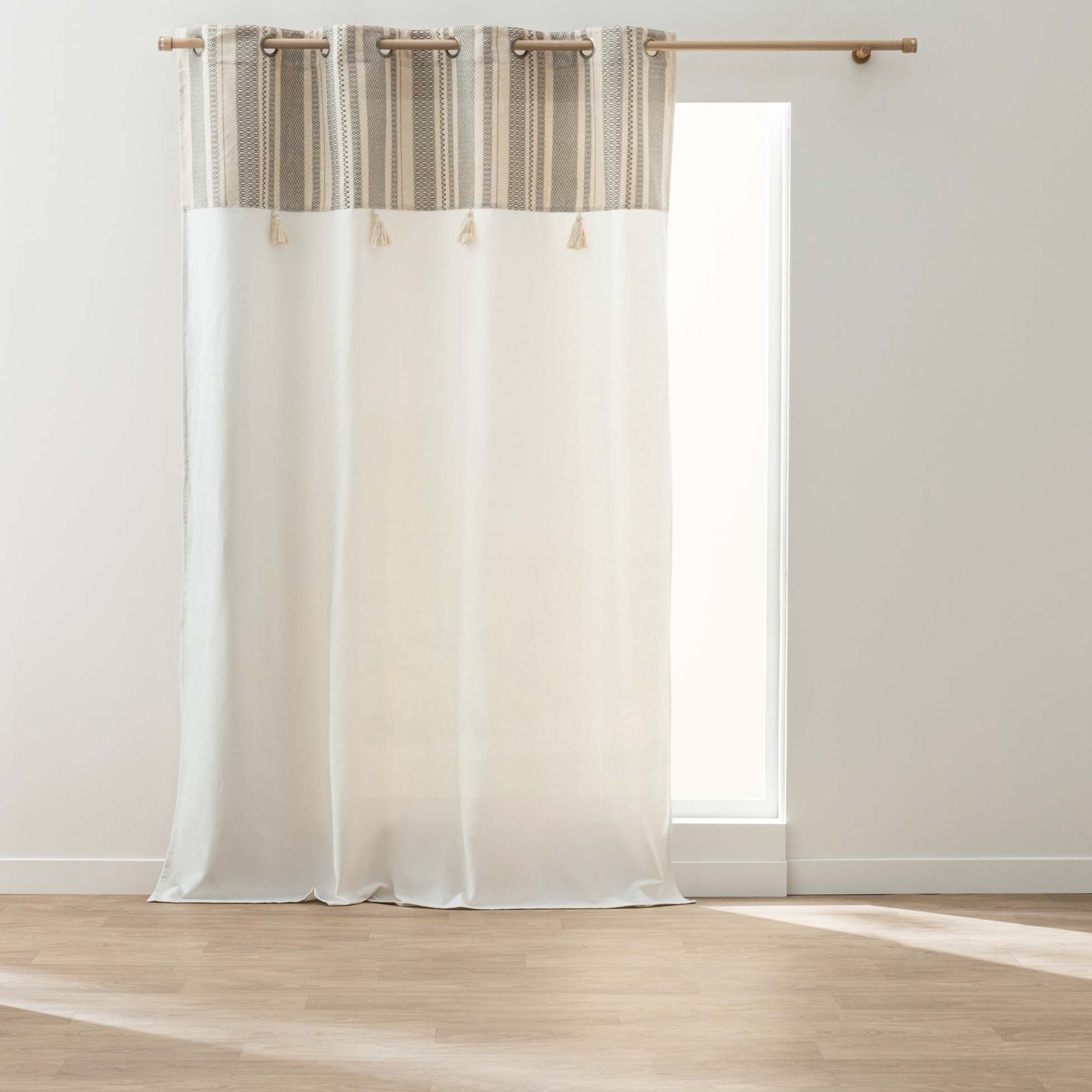 Rideau à œillets polycoton avec top à rayures métallisé et pompons, DOUCEUR D'INTÉRIEUR