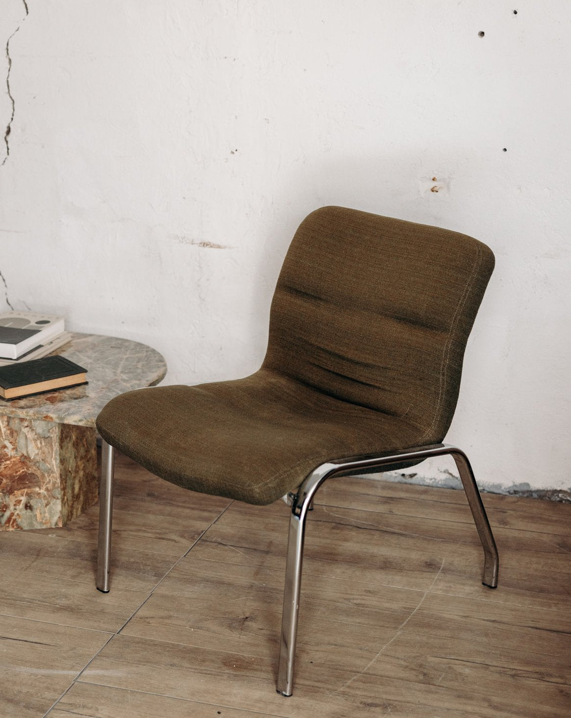 Fauteuil kaki Jakob N°252 - Bon état, DEBONGOUT