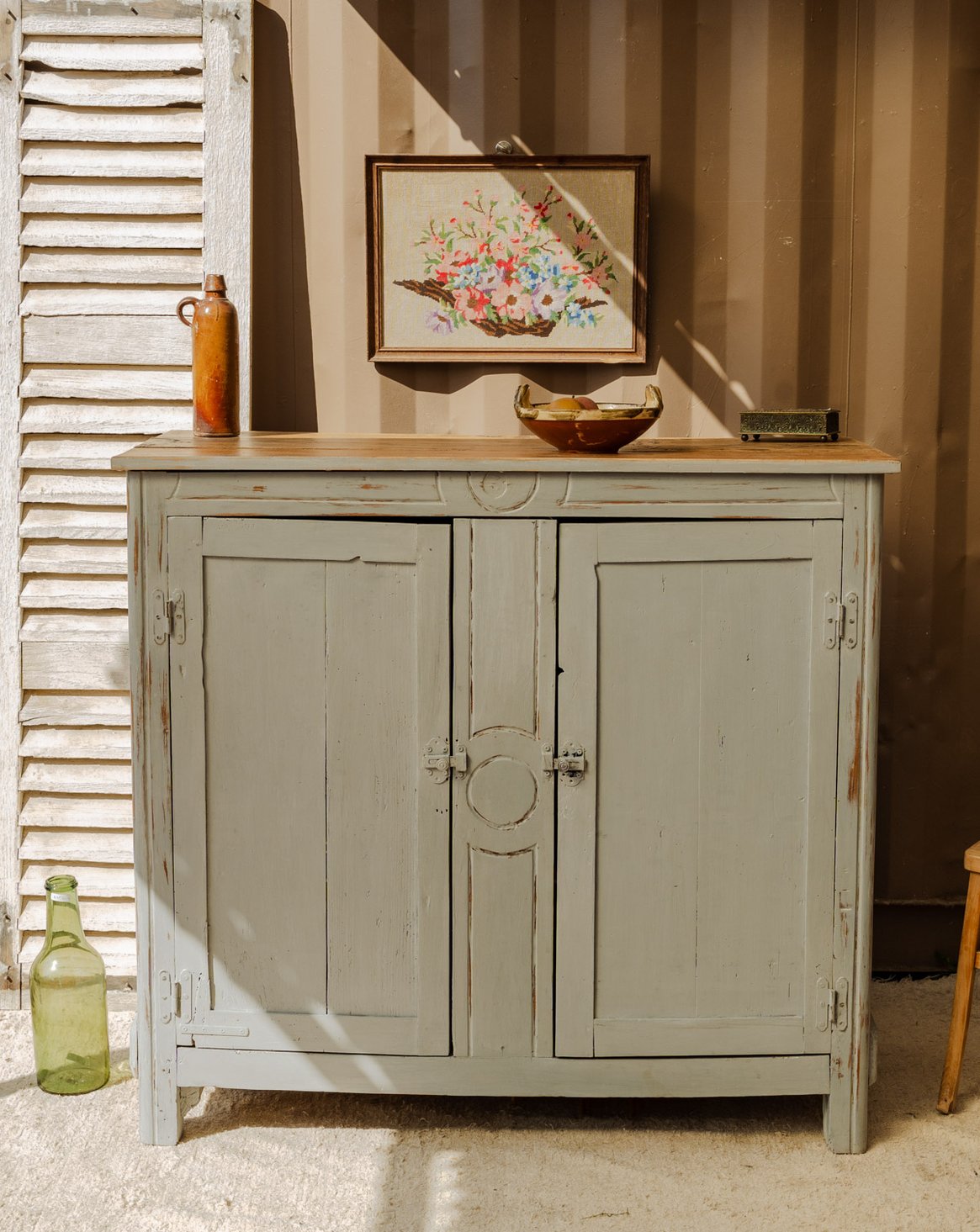 Buffet en bois patiné Gilbert N°1561 - Bon état, DEBONGOUT
